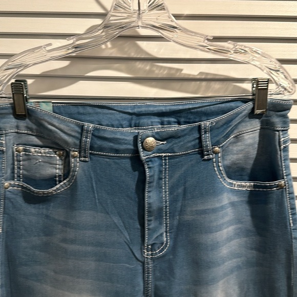 NWT H & I Fashion Acid Wash Bootcut Jeans with Jeweled embossed back pockets. - Picture 2 of 8